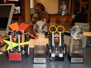 Els robots i els trofeus a l'estudi de gravaci